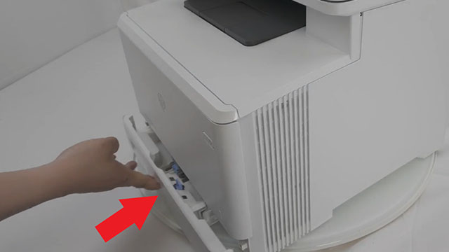 inserting the paper tray on a hp m452